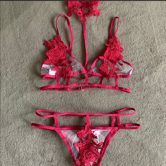 Floral Appliqué Red Lingerie Set with Choker - Picture 3 of 4